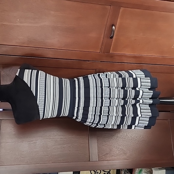 WHBM Striped One-Shoulder Dress WITH POCKETS! Size 4 - Picture 5 of 10